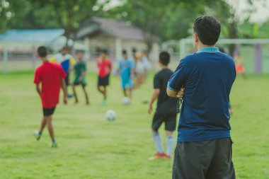 Öğleden sonra saat içinde öğrenciler için futbol eğitim.