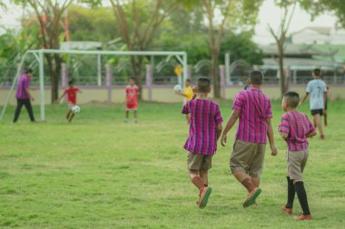 Öğleden sonra saat içinde öğrenciler için futbol eğitim.