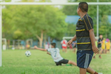 Öğleden sonra saat içinde öğrenciler için futbol eğitim.