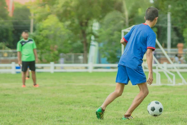 Öğleden sonra saat içinde öğrenciler için futbol eğitim.
