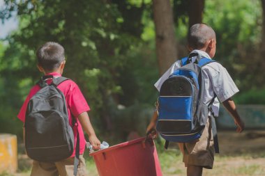 Çöp atık yığın için sınıftan kaldırmak için öğrencilere yardımcı.