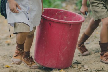 Çöp atık yığın için sınıftan kaldırmak için öğrencilere yardımcı.