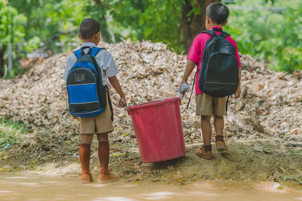 Los Estudiantes Ayudan Eliminar Basura Del Aula Para Amontonar Residuos — Foto de Stock