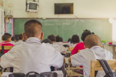 Genç öğrenciler İlköğretim Okulu sınıfta okuyan.