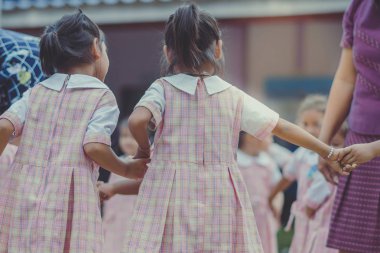 Genç çocuklar hoola çember ile sabah egzersiz..