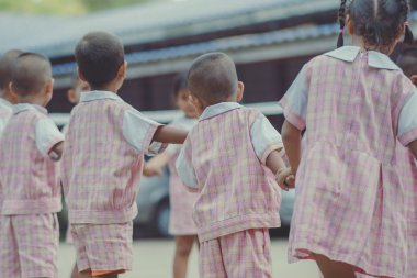 Genç çocuklar hoola çember ile sabah egzersiz..