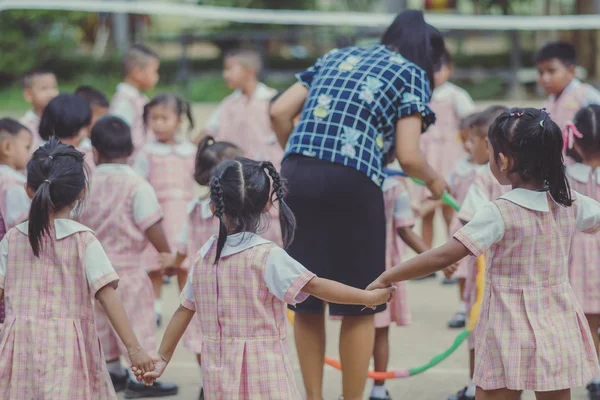 Ejercicio Para Niños Pequeños Con Aro Hoola Por Mañana — Foto de Stock