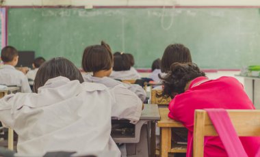 Genç öğrenciler İlköğretim Okulu sınıfta okuyan.