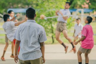 Mutluluk öğrenciler sepak takraw öğleden sonra oynamak..