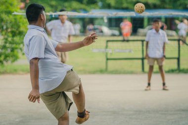 Mutluluk öğrenciler sepak takraw öğleden sonra oynamak..