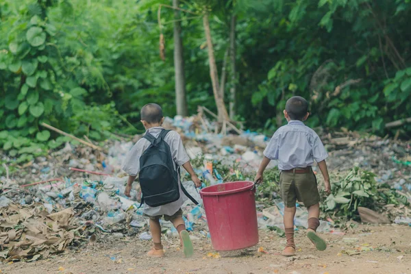 Los Estudiantes Ayudan Eliminar Basura Del Aula Para Amontonar Residuos — Foto de Stock