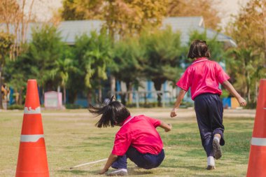 Temel öğrenciler Grade 3 almak sınav yüksek atlama.