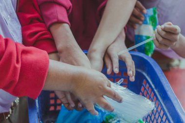 Öğrenciler süt öğle yemeği molası sırasında yemek..