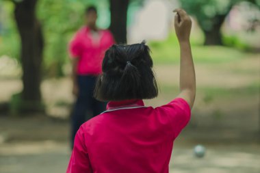 Samimi öğrenciler okulda petank oynarken.