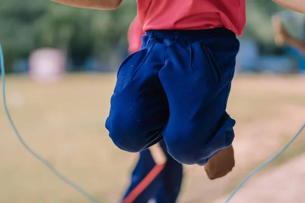 小学生は 学校で昼食の前に健康のためトレーニング ロープ ジャンプをお楽しみください — ストック写真