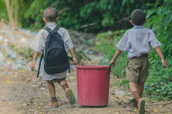 Los Estudiantes Ayudan Eliminar Basura Del Aula Para Amontonar Residuos — Foto de Stock