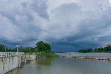 Kanchanaburi, Tayland için gün batımına Mae Klong Barajı sahne.