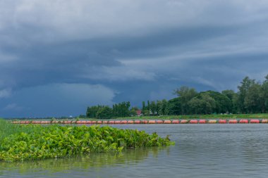 Kanchanaburi, Tayland için gün batımına Mae Klong Barajı sahne.