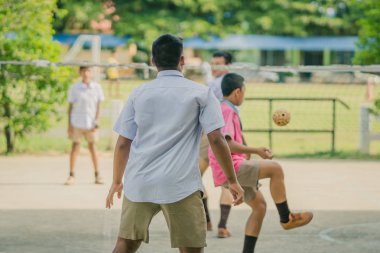Mutluluk öğrenciler sepak takraw öğleden sonra oynamak..