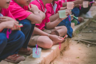 İlköğretim öğrencilerinin fırça onların dişler öğle yemeğinden sonra okulda.