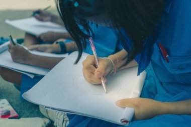 Öğrenciler Tay motifleri tapınağın Tay mimari çizim için deneyin.