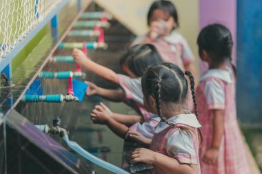 Öğrenciler içme suyu musluk öğle yemeğinden sonra.