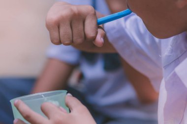 İlköğretim öğrencilerinin fırça onların dişler öğle yemeğinden sonra okulda.