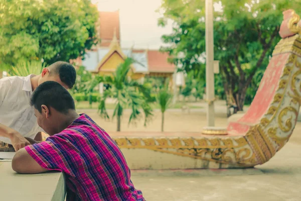 Öğrenciler Tay motifleri tapınağın Tay mimari çizim için deneyin.