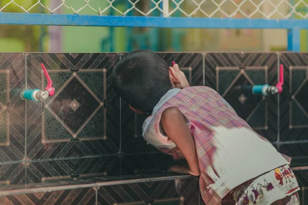 Öğrenciler içme suyu musluk öğle yemeğinden sonra.