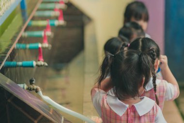 Öğrenciler içme suyu musluk öğle yemeğinden sonra.