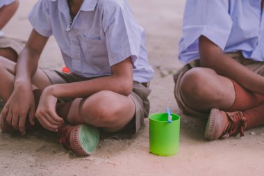 İlköğretim öğrencilerinin fırça onların dişler öğle yemeğinden sonra okulda.