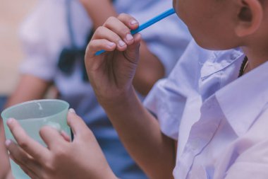 İlköğretim öğrencilerinin fırça onların dişler öğle yemeğinden sonra okulda.