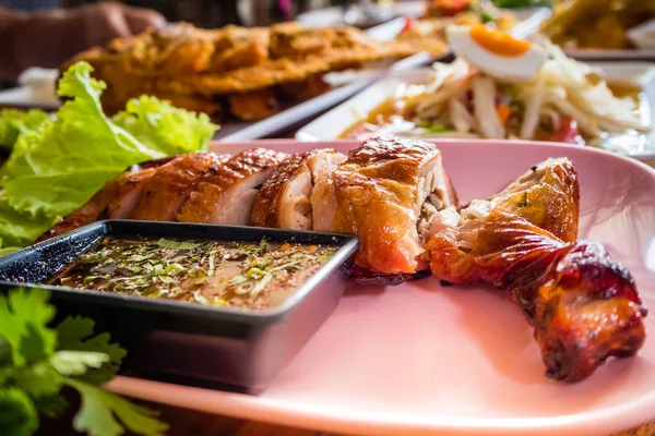 Tavuk, Som Tum Thai.Thai kavurma stil papaya salatası baharatlı yiyecekler ve Fried öğle yemeği için balık. Geleneksel Tayland Gıda