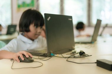 Kanchanaburi Tayland - Temmuz 11: Tanımlanamayan öğrenci çalışma Temmuz sınıfta bilgisayar tarafından Kanchanaburi, Tayland için Watkrangthongratburana okulda 11,2018