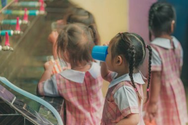 Öğrenciler içme suyu musluk öğle yemeğinden sonra.