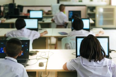 Sınıf bilgisayar tarafından birincil öğrenciler eğitim.