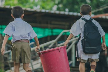 Çöp atık yığın için sınıftan kaldırmak için öğrencilere yardımcı.