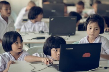 Kanchanaburi Tayland - Temmuz 11: Tanımlanamayan öğrenci çalışma Temmuz sınıfta bilgisayar tarafından Kanchanaburi, Tayland için Watkrangthongratburana okulda 11,2018