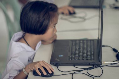 Kanchanaburi Tayland - Temmuz 11: Tanımlanamayan öğrenci çalışma Temmuz sınıfta bilgisayar tarafından Kanchanaburi, Tayland için Watkrangthongratburana okulda 11,2018