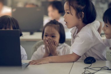 Kanchanaburi Tayland - Temmuz 11: Tanımlanamayan öğrenci çalışma Temmuz sınıfta bilgisayar tarafından Kanchanaburi, Tayland için Watkrangthongratburana okulda 11,2018