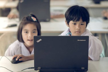 Kanchanaburi Tayland - Temmuz 11: Tanımlanamayan öğrenci çalışma Temmuz sınıfta bilgisayar tarafından Kanchanaburi, Tayland için Watkrangthongratburana okulda 11,2018