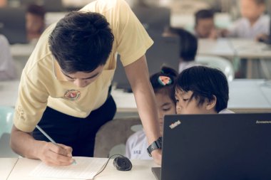 Kanchanaburi Tayland - Temmuz 11: Tanımlanamayan öğrenci çalışma Temmuz sınıfta bilgisayar tarafından Kanchanaburi, Tayland için Watkrangthongratburana okulda 11,2018