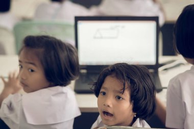 Kanchanaburi Tayland - Temmuz 11: Tanımlanamayan öğrenci çalışma Temmuz sınıfta bilgisayar tarafından Kanchanaburi, Tayland için Watkrangthongratburana okulda 11,2018