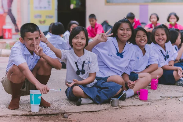 Kanchanaburi Tayland - Temmuz 5: Tanımlanamayan İlköğretim öğrencilerinin Temmuz öğle yemeğinden sonra dişlerini fırça Kanchanaburi, Tayland için Watkrangthongratburana okulda 5,2018