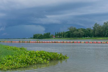 Kanchanaburi, Tayland için gün batımına Mae Klong Barajı sahne.