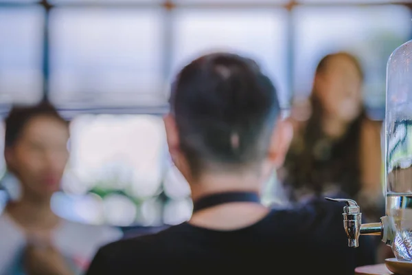 Oskärpa Man Och Vänner Sitta Och Vänta Business Talk Selektivt — Stockfoto