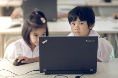 Kanchanaburi Tayland - Temmuz 11: Tanımlanamayan öğrenci çalışma Temmuz sınıfta bilgisayar tarafından Kanchanaburi, Tayland için Watkrangthongratburana okulda 11,2018