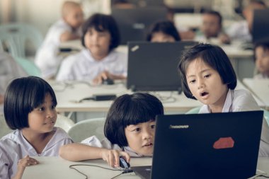 Kanchanaburi Tayland - Temmuz 11: Tanımlanamayan öğrenci çalışma Temmuz sınıfta bilgisayar tarafından Kanchanaburi, Tayland için Watkrangthongratburana okulda 11,2018
