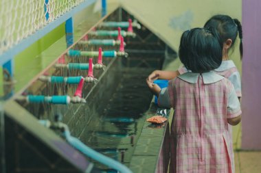 Öğrenciler içme suyu musluk öğle yemeğinden sonra.