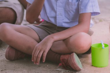 İlköğretim öğrencilerinin fırça onların dişler öğle yemeğinden sonra okulda.